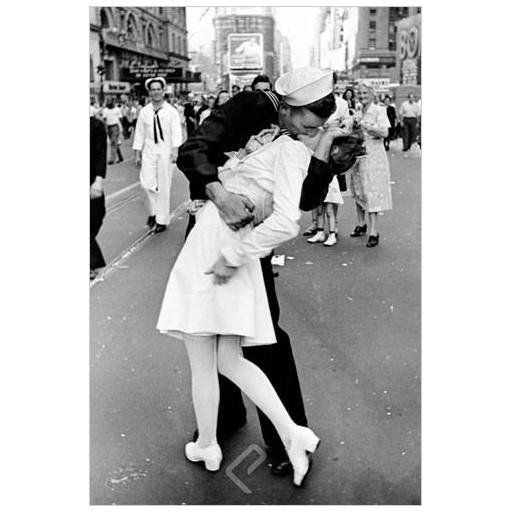 Poster - Kissing on VJ Day - Eisenstaedt - Alfred - May 8 1945